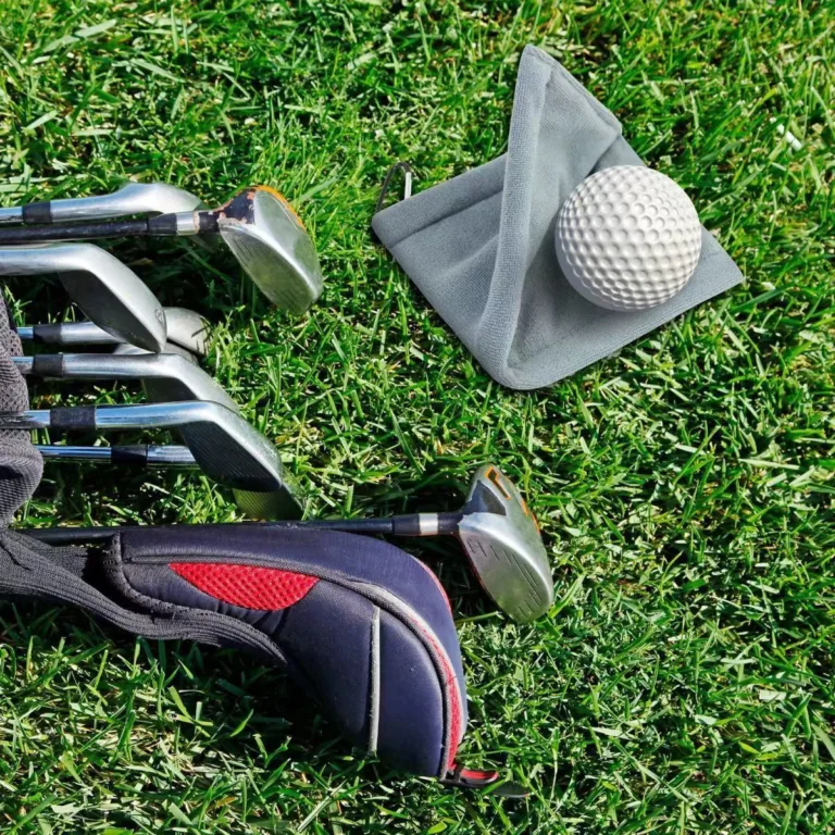 Microfiber Golf Towel with Pocket and Carabiner Clip3